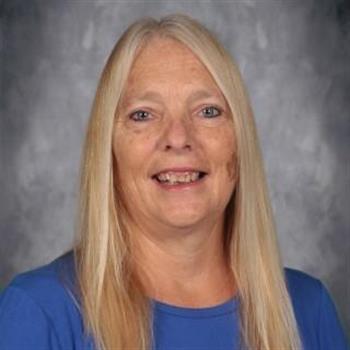 A person with long blonde hairDescription automatically generated with low confidence